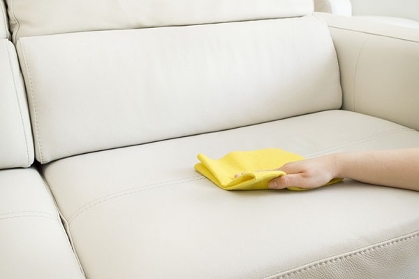 Thường xuyên lau chùi sofa da bằng khăn mềm để sản phẩm luôn như mới